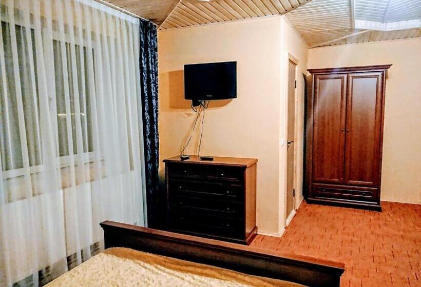 سوئیت جونیور خانوادگی, Hollywood