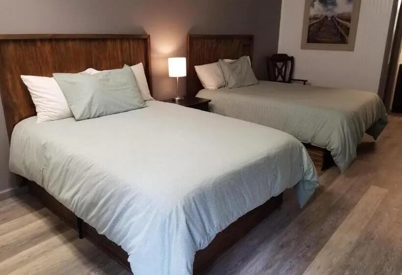 デラックスの４人部屋, Blue Sky Inn  Veteran Owned, New Breakfast Area, Rennovated Rooms, 5 Plus Acres For You And Your Pet