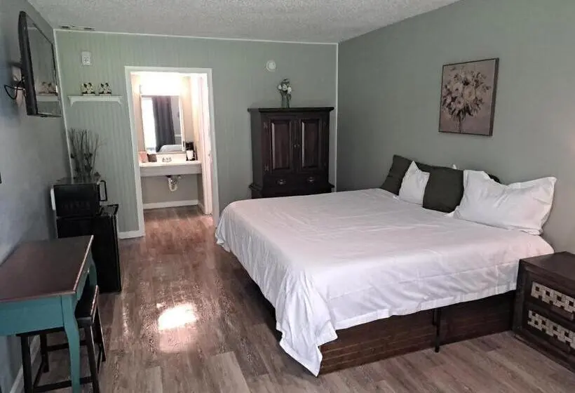 キングサイズベッドのスタンダードルーム, Blue Sky Inn  Veteran Owned, New Breakfast Area, Rennovated Rooms, 5 Plus Acres For You And Your Pet