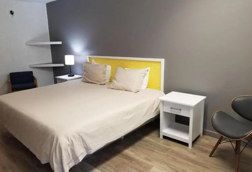 キングサイズベッドのスタンダードルーム, Blue Sky Inn  Veteran Owned, New Breakfast Area, Rennovated Rooms, 5 Plus Acres For You And Your Pet