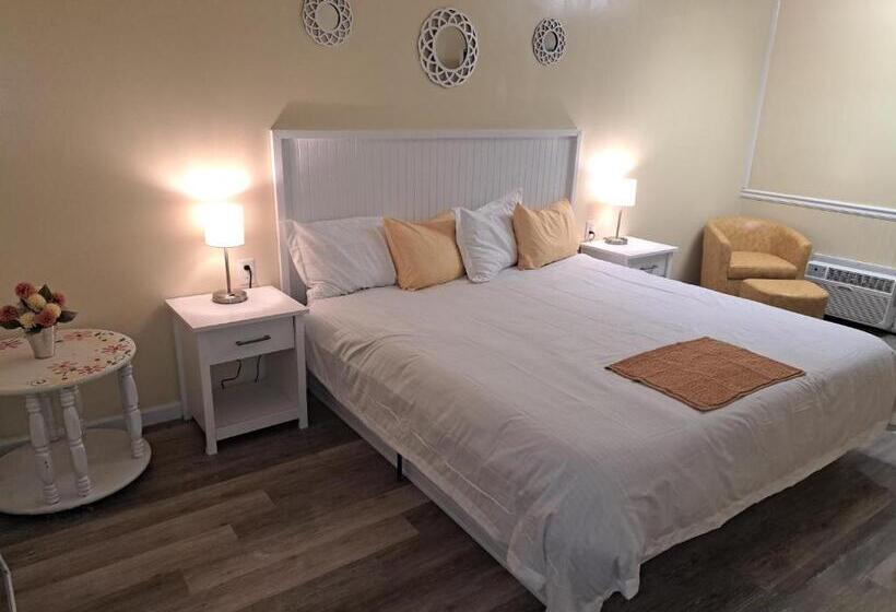 اتاق استاندارد با تخت بزرگ, Blue Sky Inn  Veteran Owned, New Breakfast Area, Rennovated Rooms, 5 Plus Acres For You And Your Pet