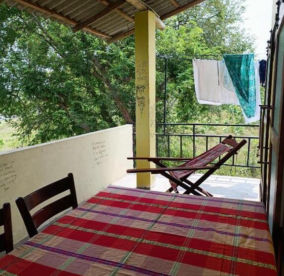 Standardzimmer mit Balkon, Three Little Birds