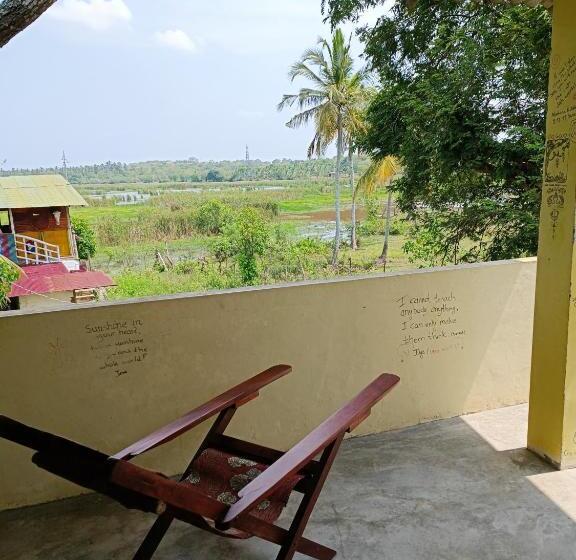 Standardzimmer mit Balkon, Three Little Birds