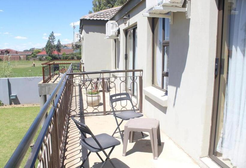 استودیوی لوکس, The Anne Guest House