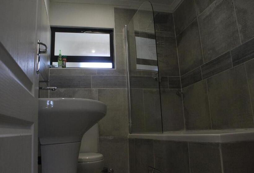 استودیوی لوکس, The Anne Guest House