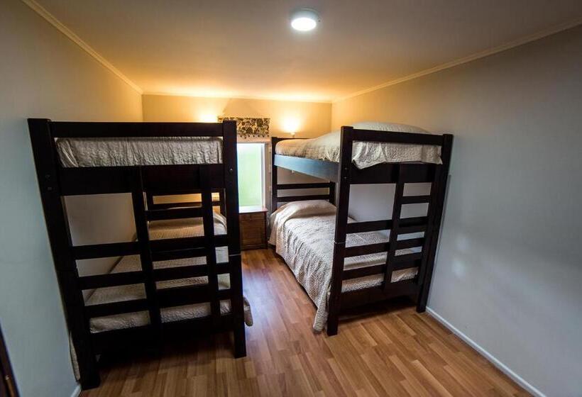 스탠다드 스튜디오, Hostel Chaman