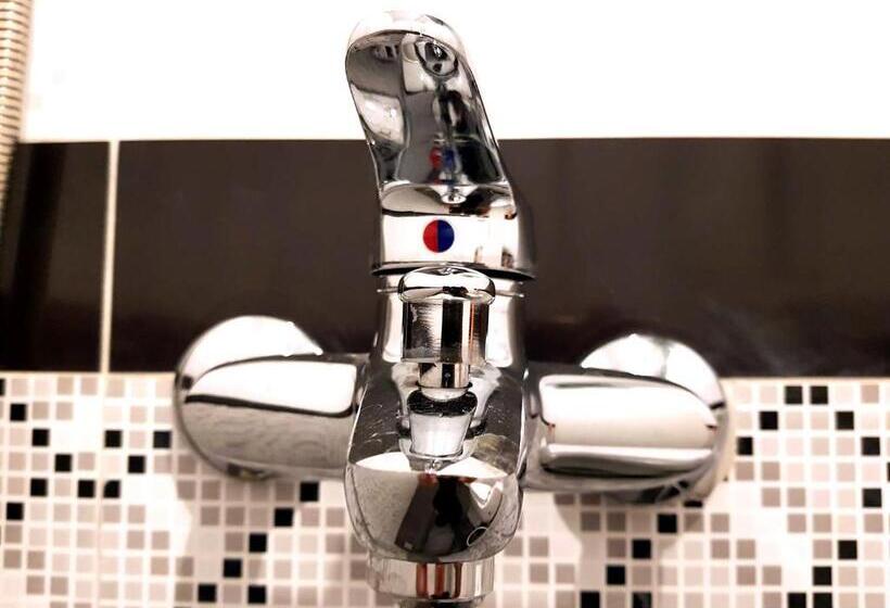 经济房, Lucky Hostel