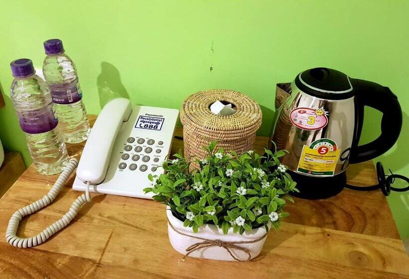 经济房, Lucky Hostel