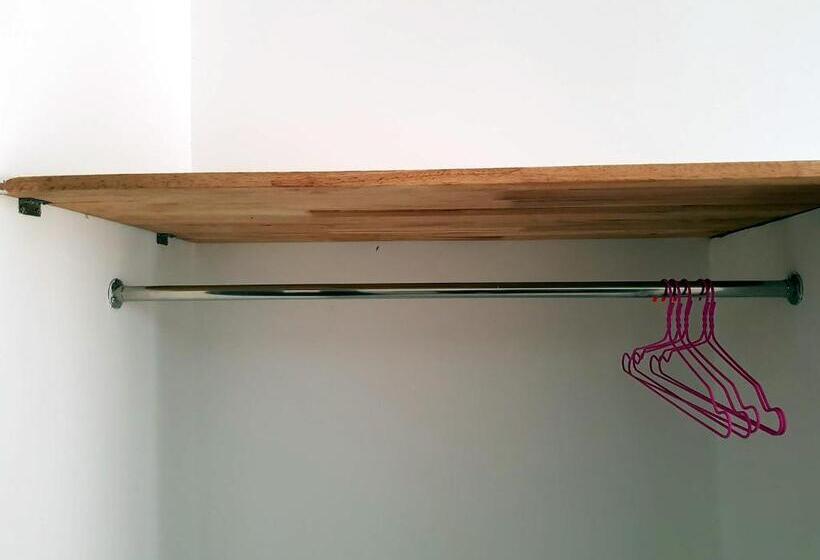 家庭间, Lucky Hostel