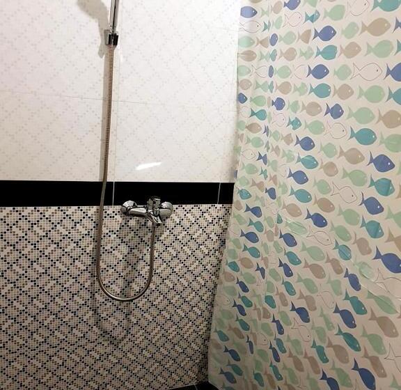家庭间, Lucky Hostel