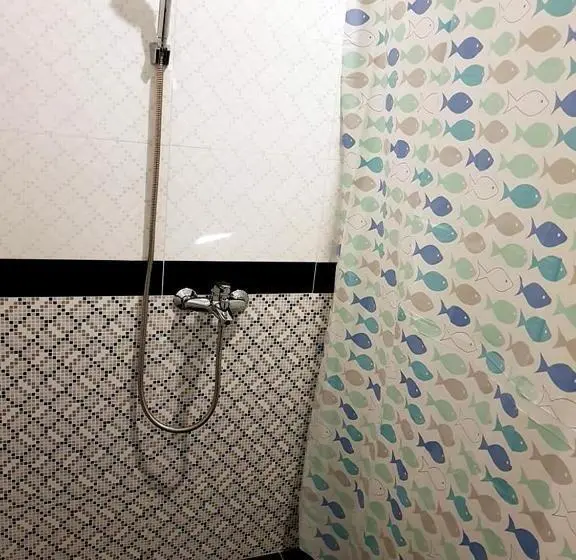 اتاق خانوادگی, Lucky Hostel