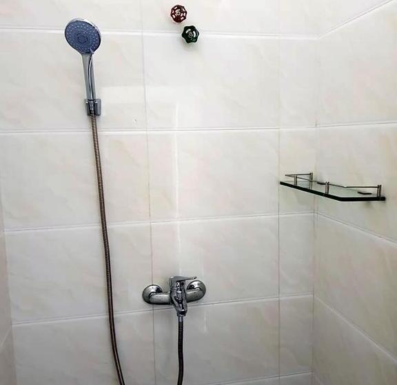 共用浴室的经济型房间, Lucky Hostel