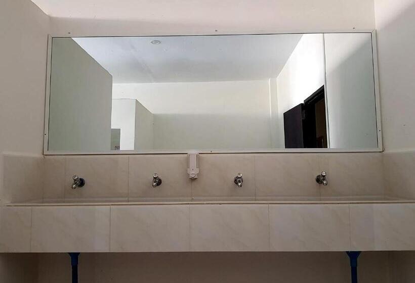 标准三人间共用浴室, Lucky Hostel