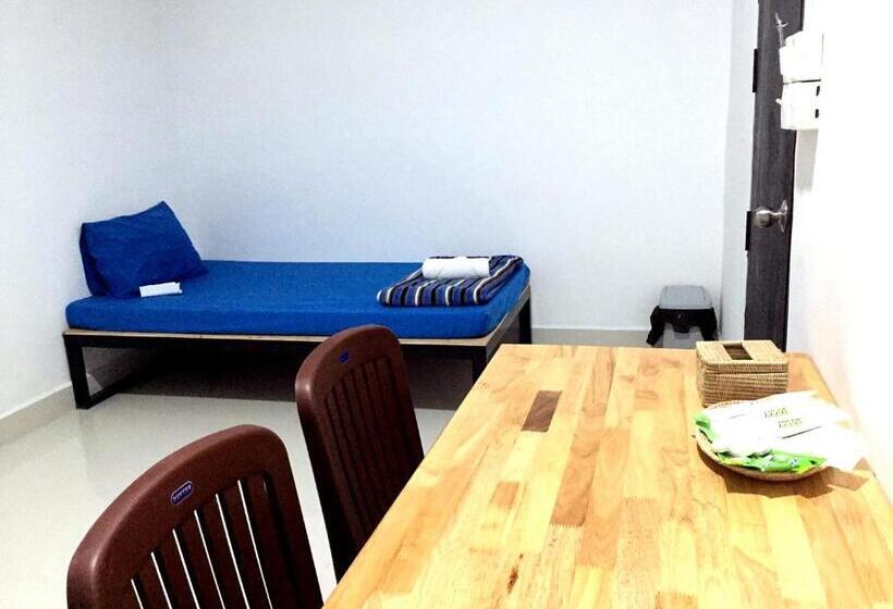 标准三人间共用浴室, Lucky Hostel