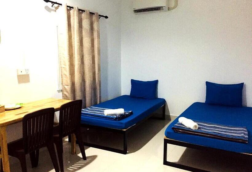 标准三人间共用浴室, Lucky Hostel