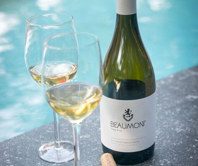 带大床的套房, Ruby Rose