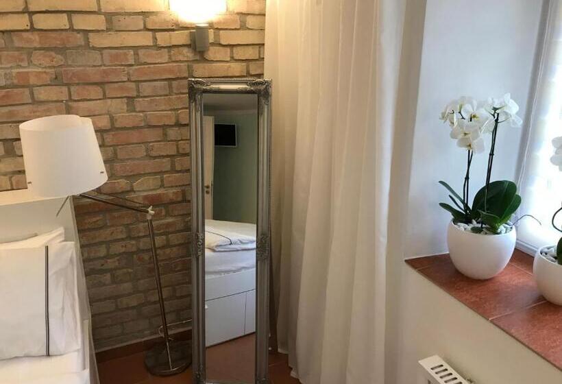 جناح ديلوكس, Pension Skylark