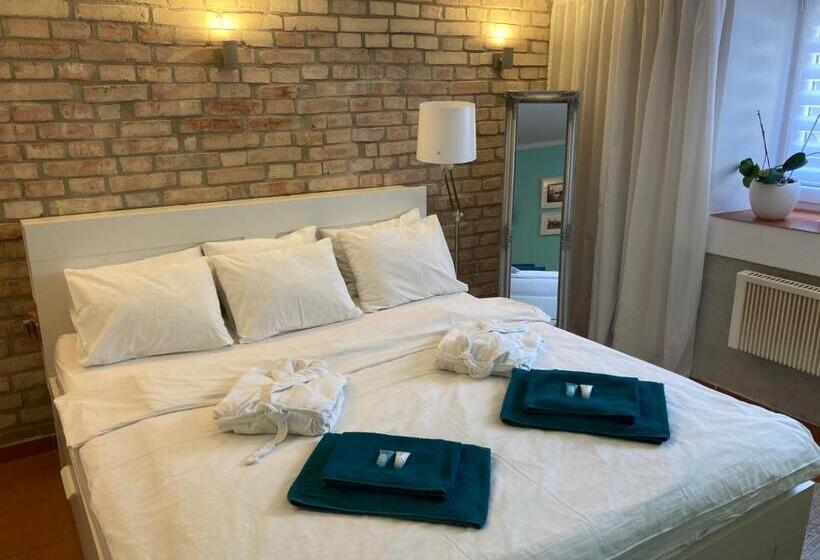 جناح ديلوكس, Pension Skylark