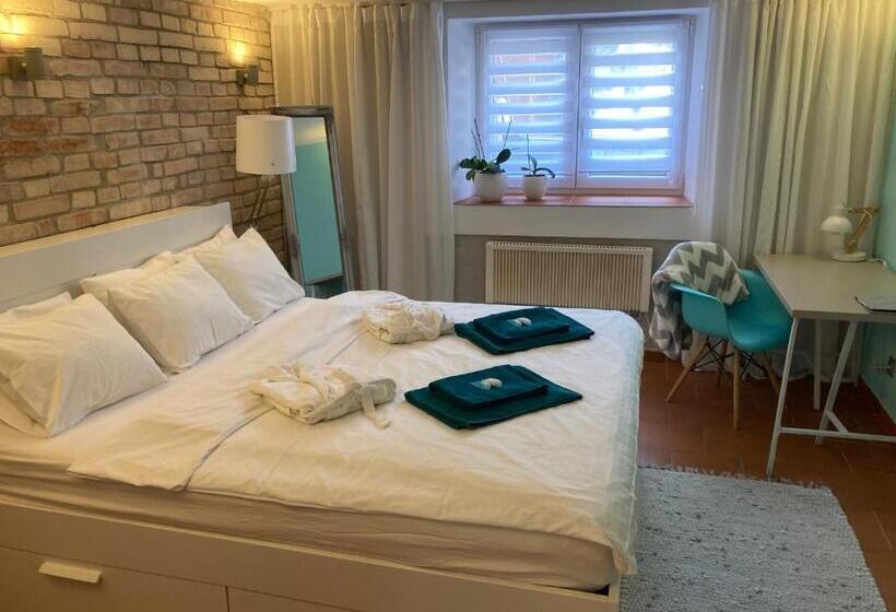 جناح ديلوكس, Pension Skylark