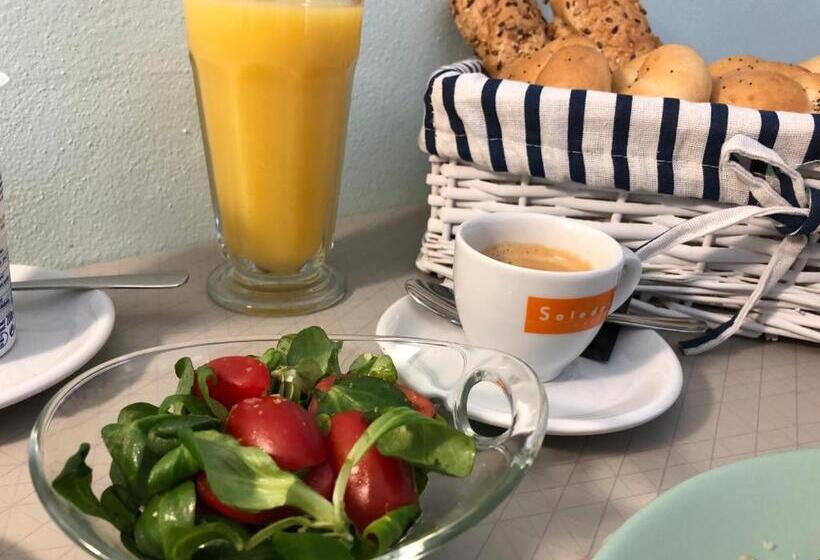 جناح ديلوكس, Pension Skylark