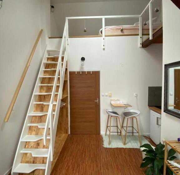 جناح دوبلكس, Pension Skylark