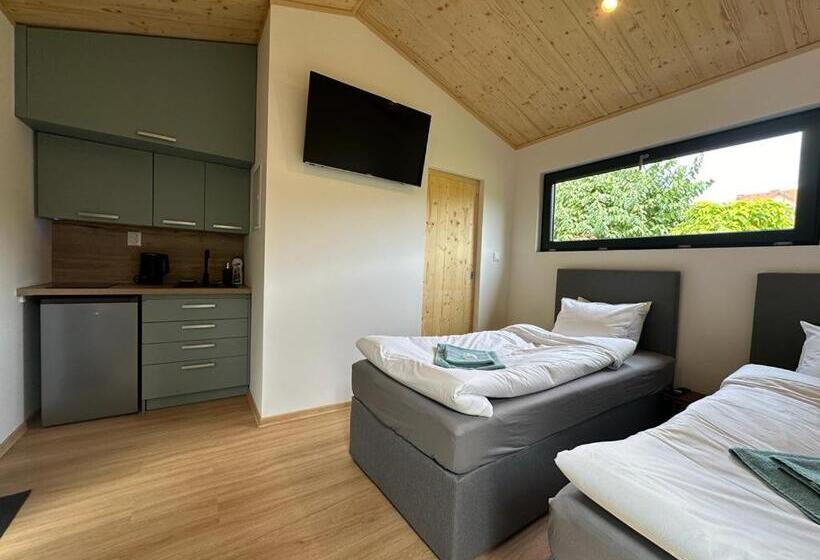 إستوديو سوبيريور, Pension Skylark
