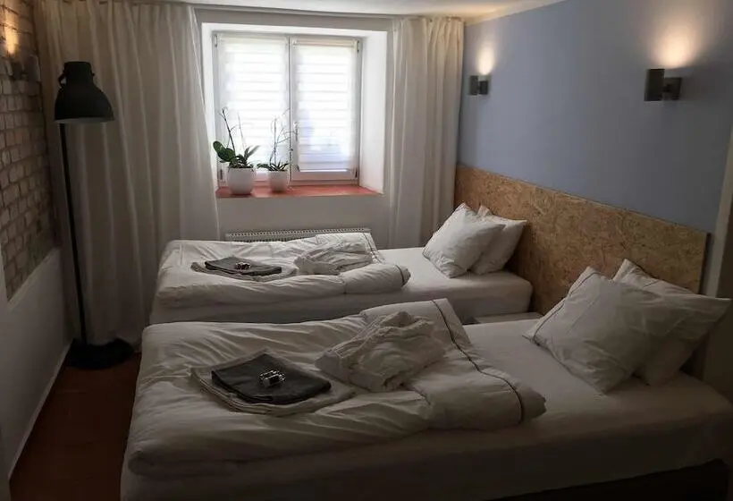 اتاق استاندارد با چشمانداز باغ, Pension Skylark