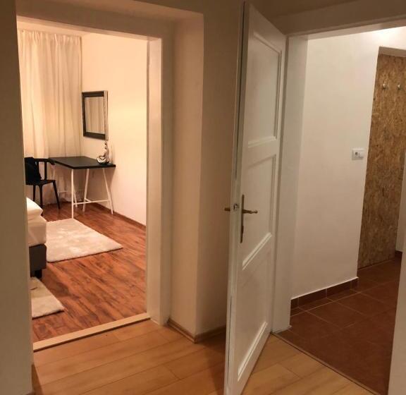 جناح ديلوكس, Pension Skylark