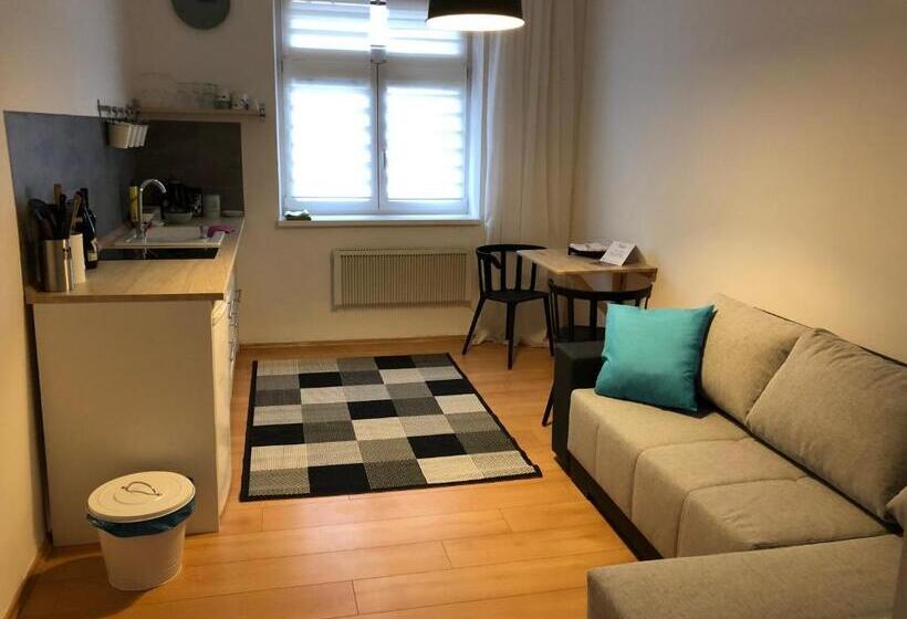 جناح ديلوكس, Pension Skylark