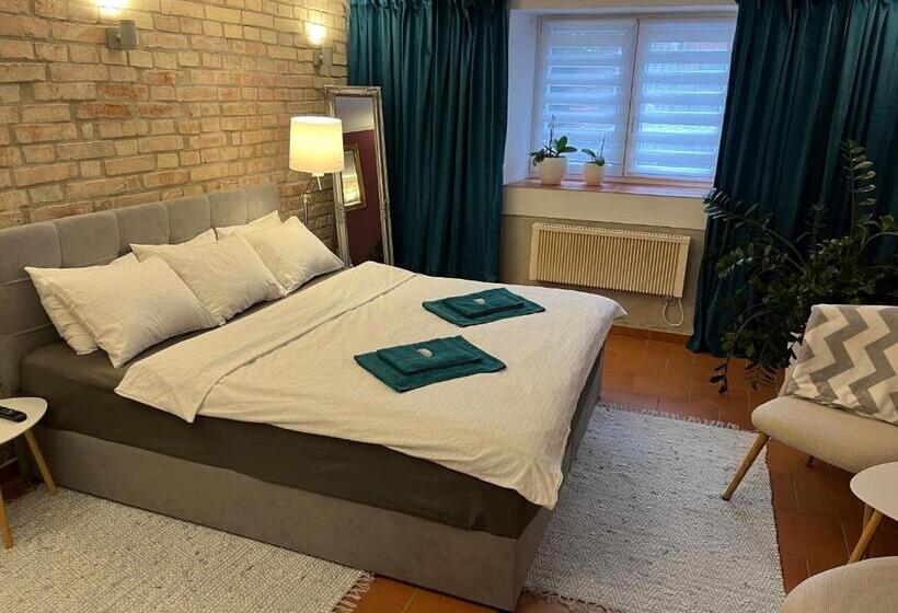 جناح ديلوكس, Pension Skylark