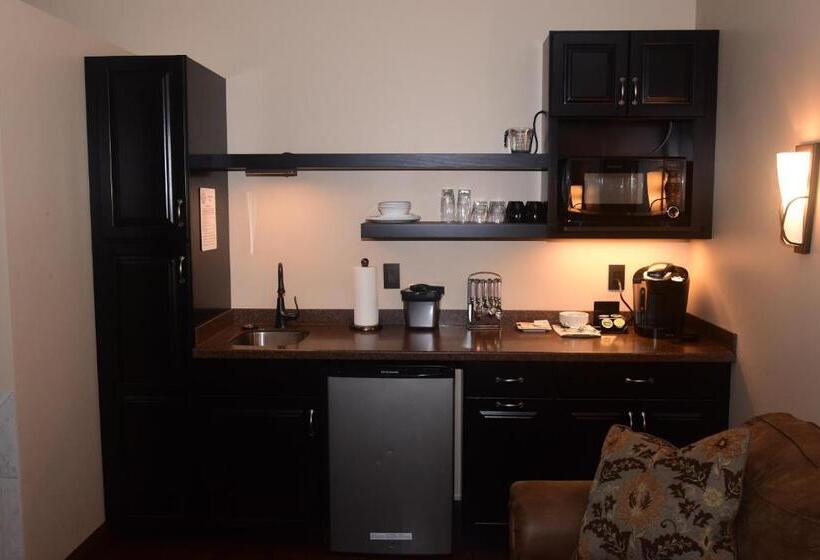 סטודיו דלוקס, The Fields Of Eden Inn