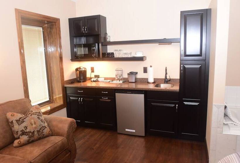 סוויטה דלוקס, The Fields Of Eden Inn