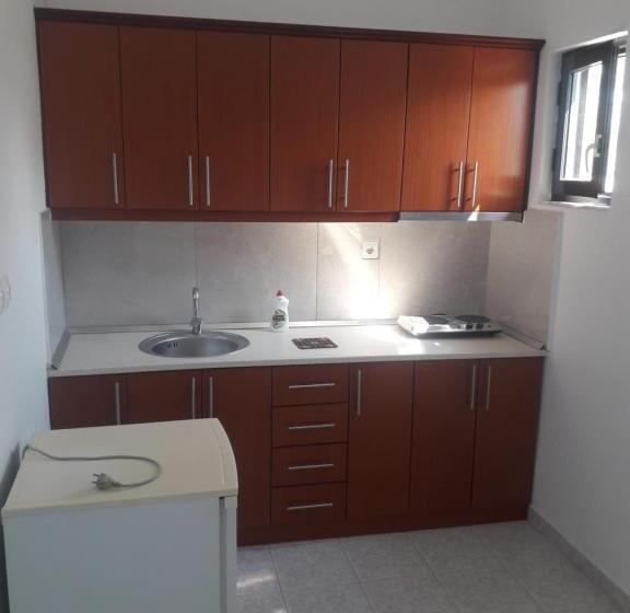 标准三人间, Petrit Guesthouse