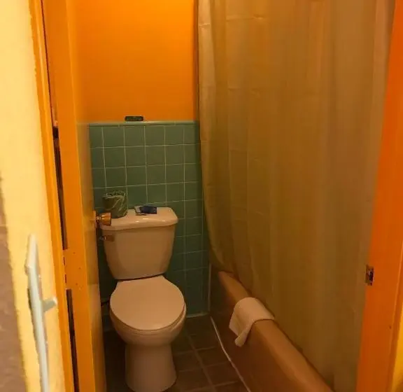 キングサイズベッドのスタンダードルーム, Pratt Budget Inn