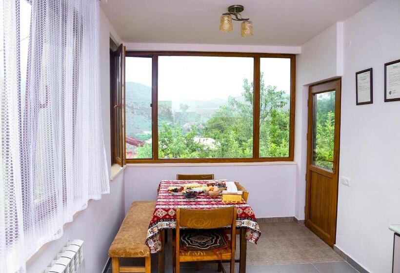 اتاق راحتی سه تخته, Hayi Tun Guest House