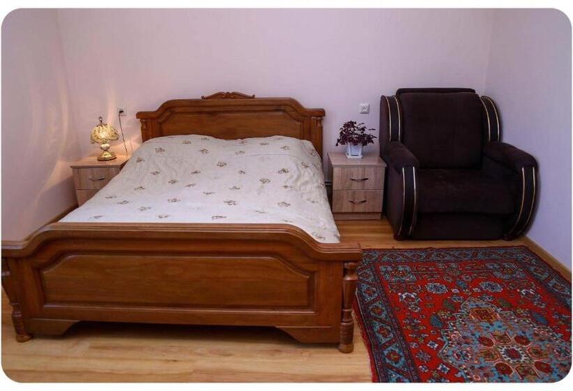 اتاق راحتی سه تخته, Hayi Tun Guest House