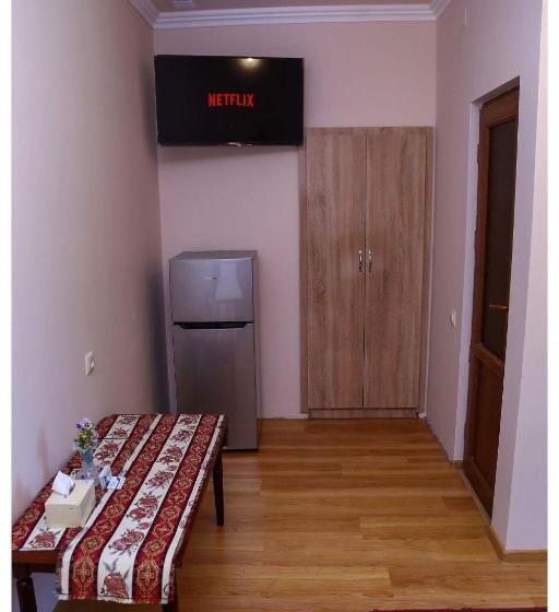 اتاق راحتی سه تخته, Hayi Tun Guest House