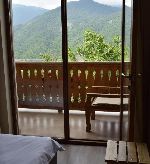 バルコニー付きスタンダードルーム, Verin Tun