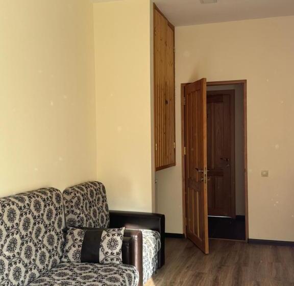 ファミリージュニアスイート, Verin Tun