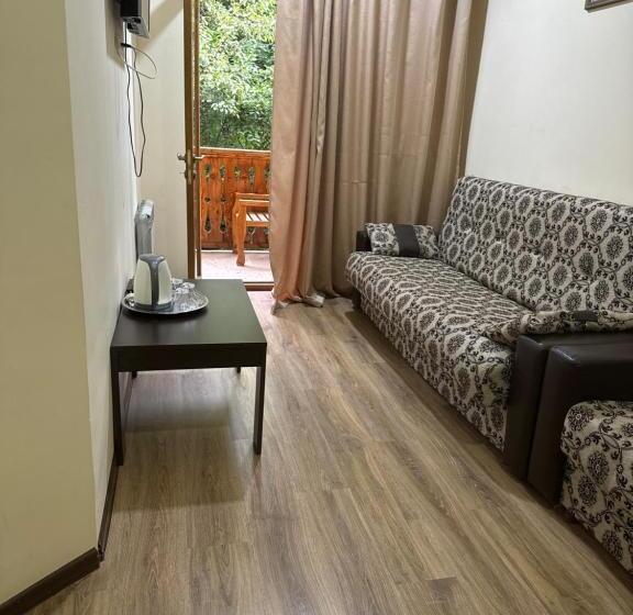 ファミリージュニアスイート, Verin Tun