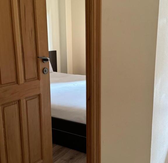 ファミリージュニアスイート, Verin Tun