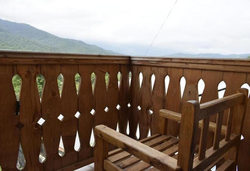 バルコニー付きスタンダードルーム, Verin Tun