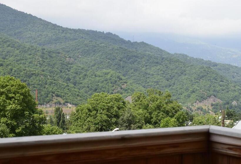 バルコニー付きスタンダードルーム, Verin Tun