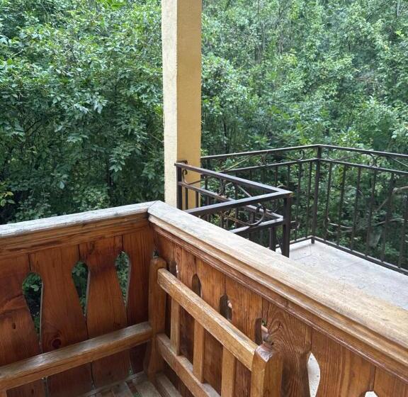 ファミリージュニアスイート, Verin Tun