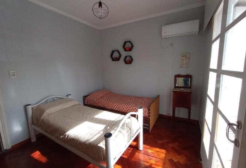 تختخواب در اتاق مشترک, Sentite Como En Casa