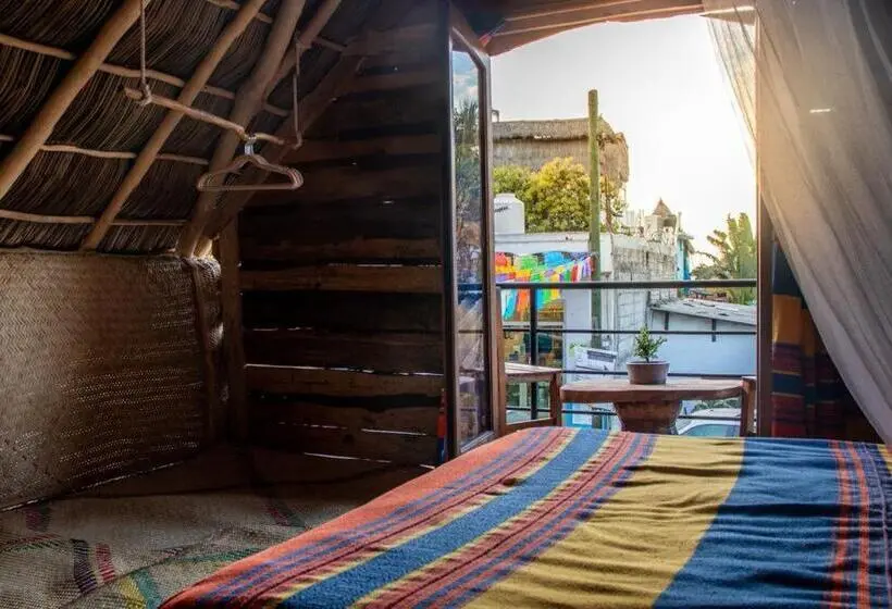 اتاق استاندارد با بالکن, La Redonda Sayulita Hostal