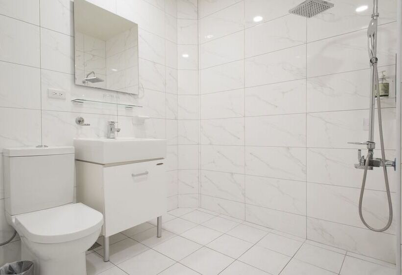 اتاق اکونومی, Whoops