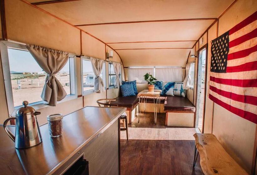 شقة غرفة واحدة, Luna Mystica