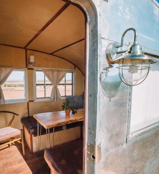 شقة غرفة واحدة, Luna Mystica