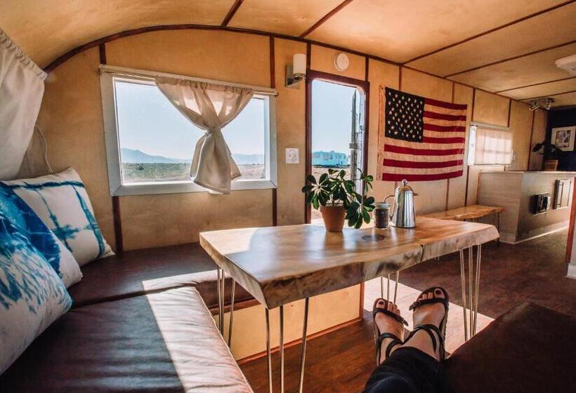 شقة غرفة واحدة, Luna Mystica